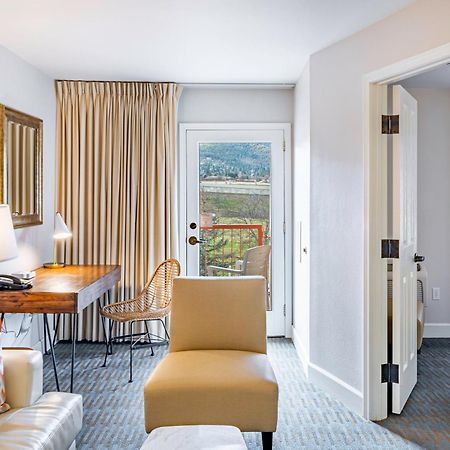 Ashland Hills Hotel & Suites Ngoại thất bức ảnh