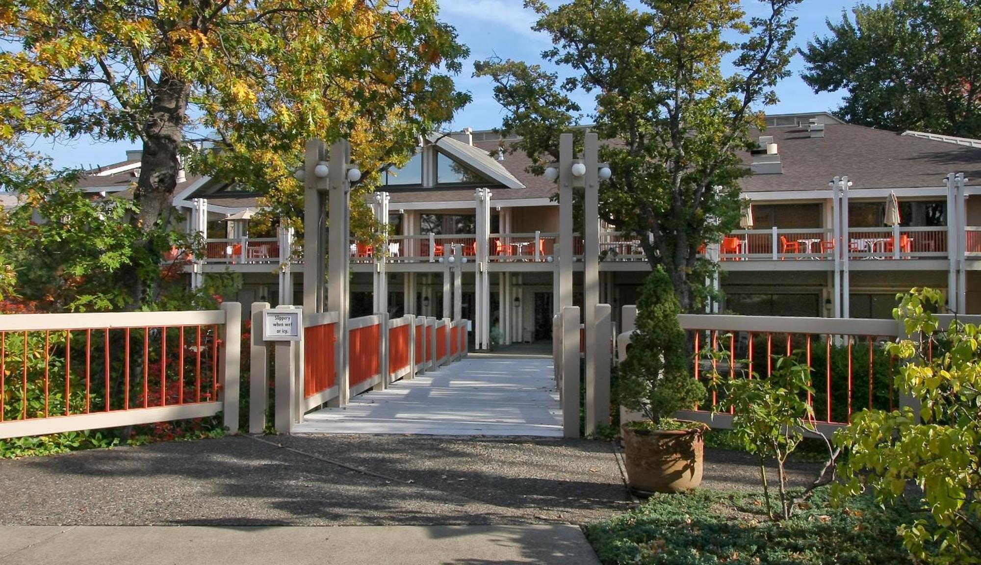 Ashland Hills Hotel & Suites Ngoại thất bức ảnh