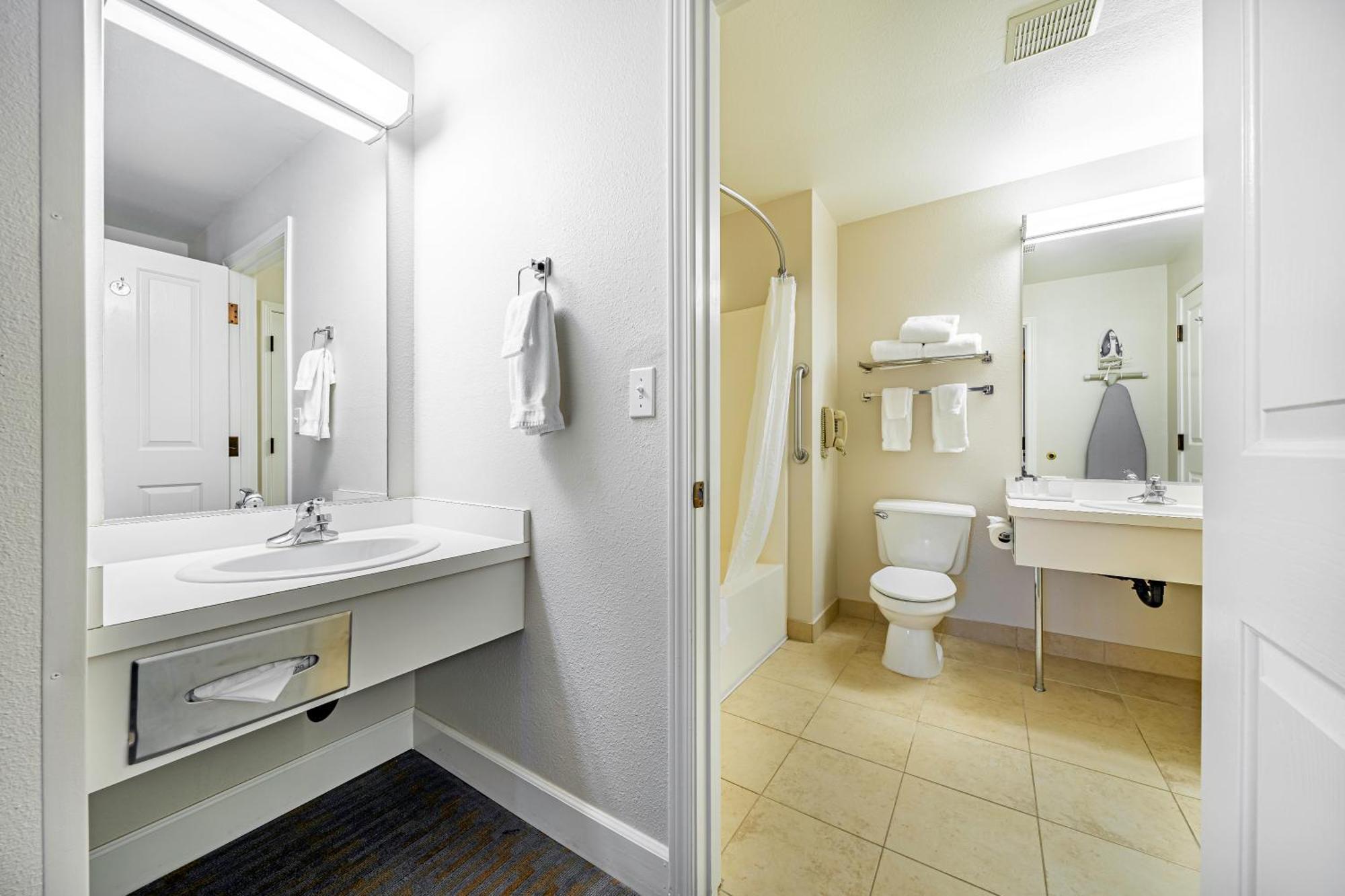 Ashland Hills Hotel & Suites Ngoại thất bức ảnh