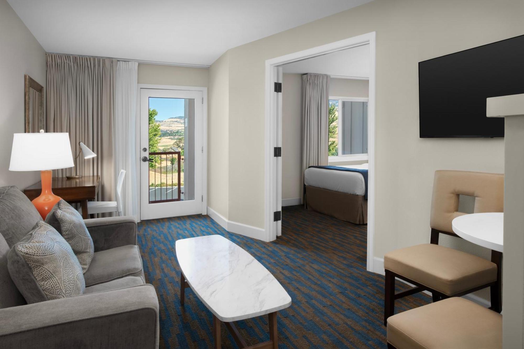 Ashland Hills Hotel & Suites Ngoại thất bức ảnh